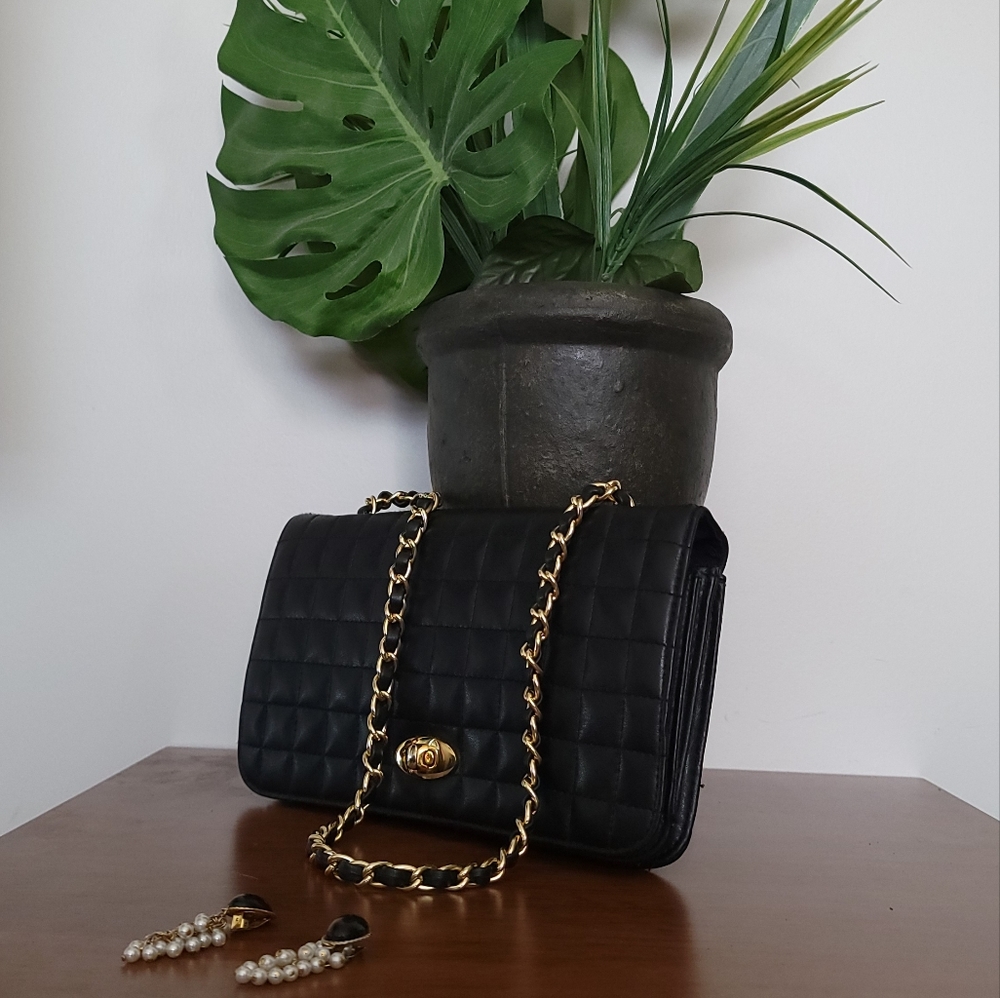 Elegant Black Quilted Chain Bag